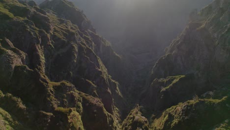 Drohnen-Lufttal,-Berge,-Madeira,-Portugal,-Klarer-Himmel