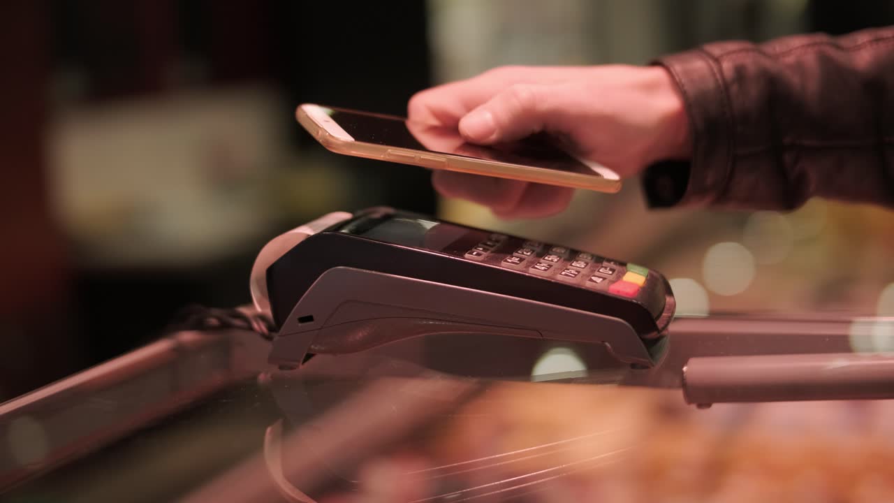 cliente que utiliza el pago sin contacto en el terminal de la tienda