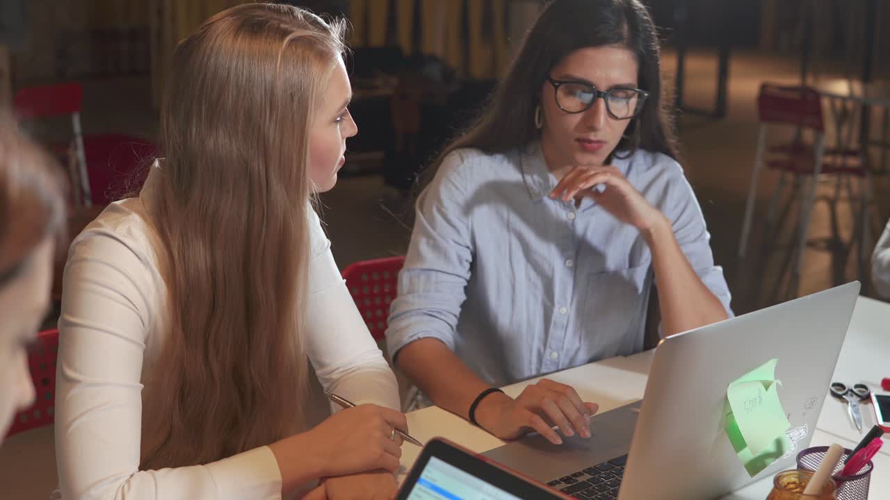 mujeres de negocios en una reunión nocturna