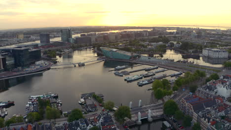 Drohne-Schoss-Bei-Sonnenaufgang-In-Richtung-Nemo-Science-Museum-Oosterdok-Amsterdam