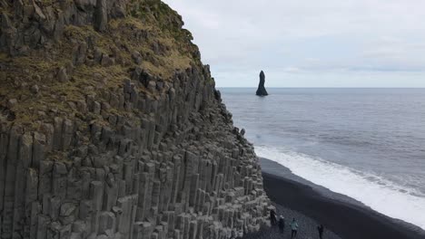 Island-Reynisfjara-Schwarzer-Sandstrand-Mit-Basaltsäulen-Luftdrohne