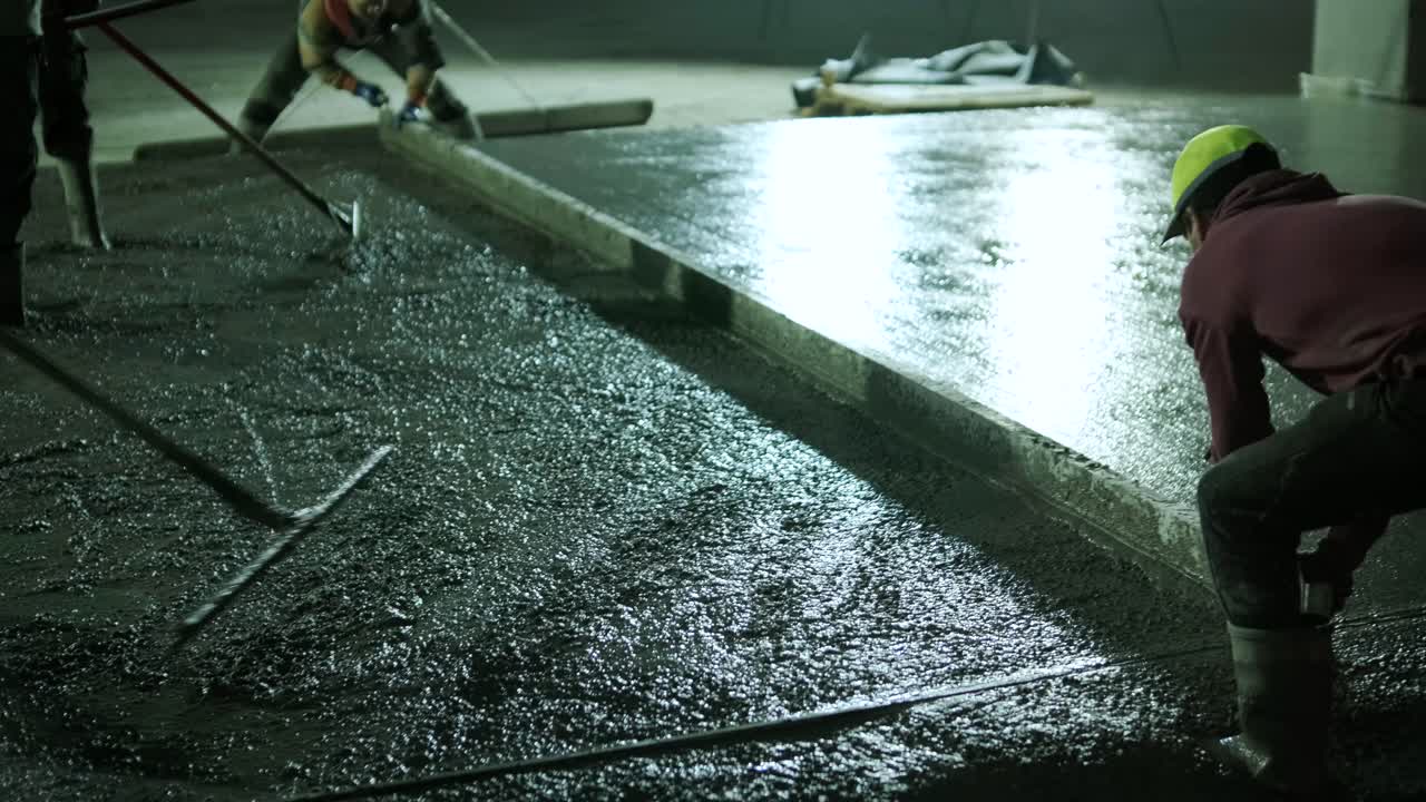 철근 콘크리트: 노동자가 토대를 콘크리트로 만들고, 레버, 철근에 시멘트 모터를 부어, 건축가들은 공장을 짓고, 거를 짓고 있습니다.