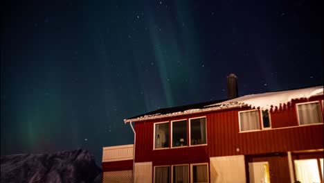 aurora boreal, luces del norte, increíble espectáculo de luces en el cielo nocturno sobre el tradicional edificio de madera noruego, lofoten, noruega