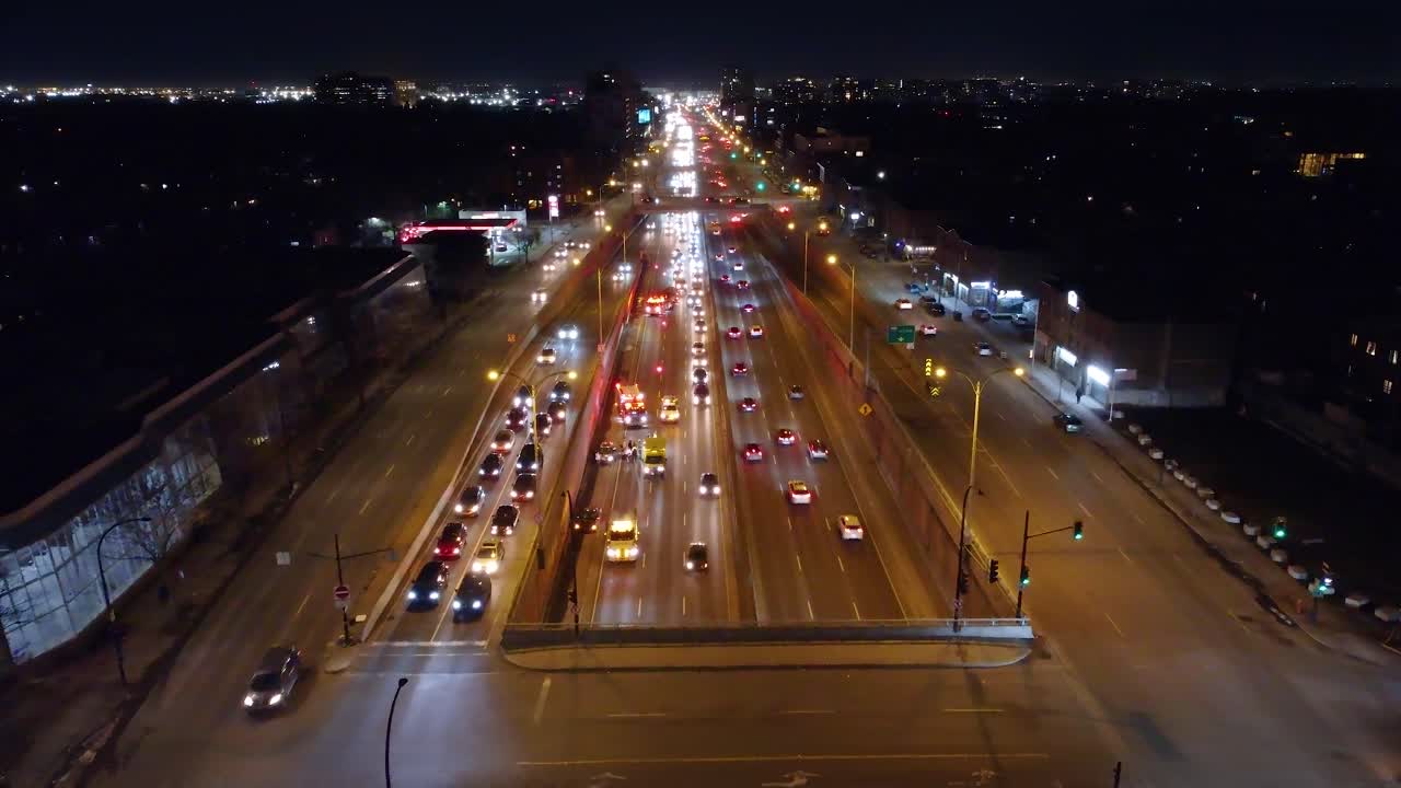 오버브라이드 교통 체증의 입구에서 일어난 사고에 도움을 주는 총격 충돌 응답에 대한 공중 도리