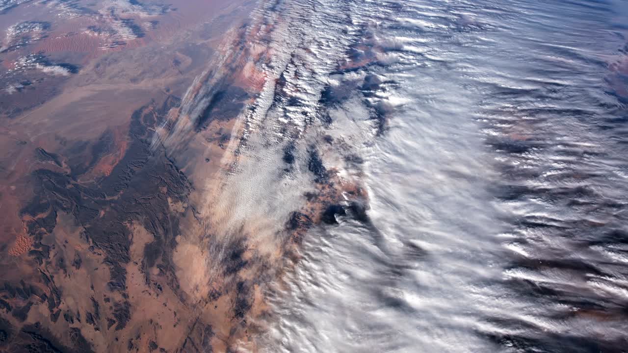 с точки зрения iss, камера, по-видимому, летит над каньоном, прежде чем начать спускаться вниз к земле. фотографии, предоставленные подразделением науки о земле и дистанционного зондирования, космическим центром наса джонсона.