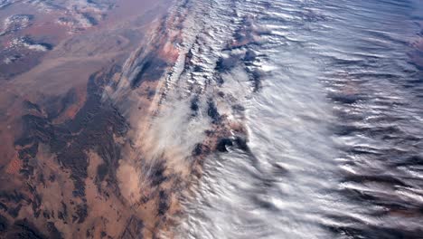 visto desde el iss, la cámara parece volar sobre un cañón antes de comenzar a descender hacia la tierra.