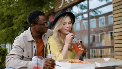 una joven pareja hablando al aire libre