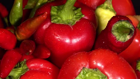 comida vegetariana saludable, composición de verduras, rotación de una canasta con pimientos sobre un fondo negro