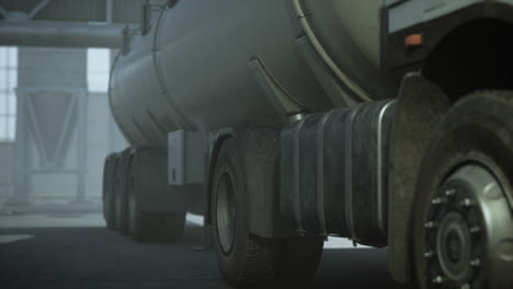 camión con tanque de combustible y sitio de almacenamiento industrial