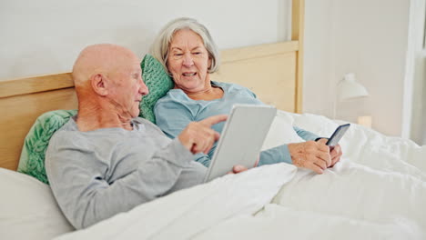 Old-couple-on-bed-with-tablet