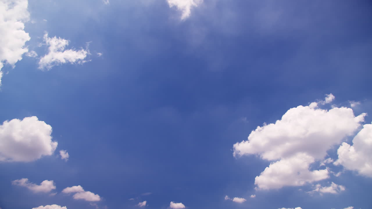 구름이 있는 아름다운 파란 하늘, 구름과 태양이 있는 파란 하늘