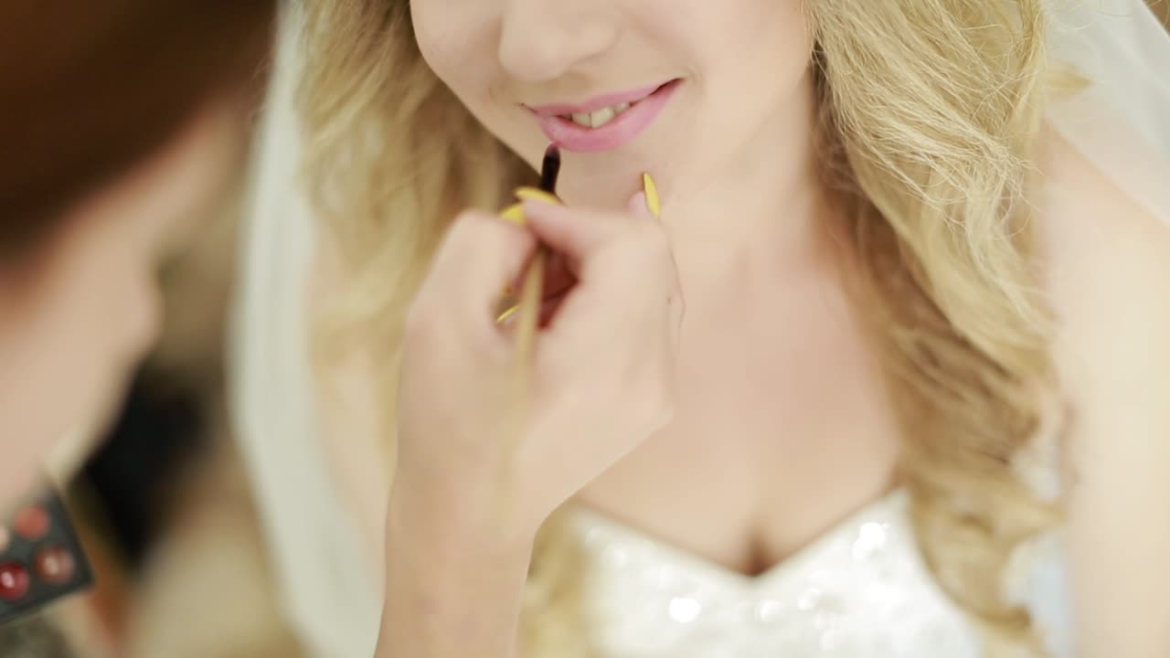 Bride Morning On The Wedding Day. Wedding makeup. Makeup artist made makeup for beautiful bride at wedding day