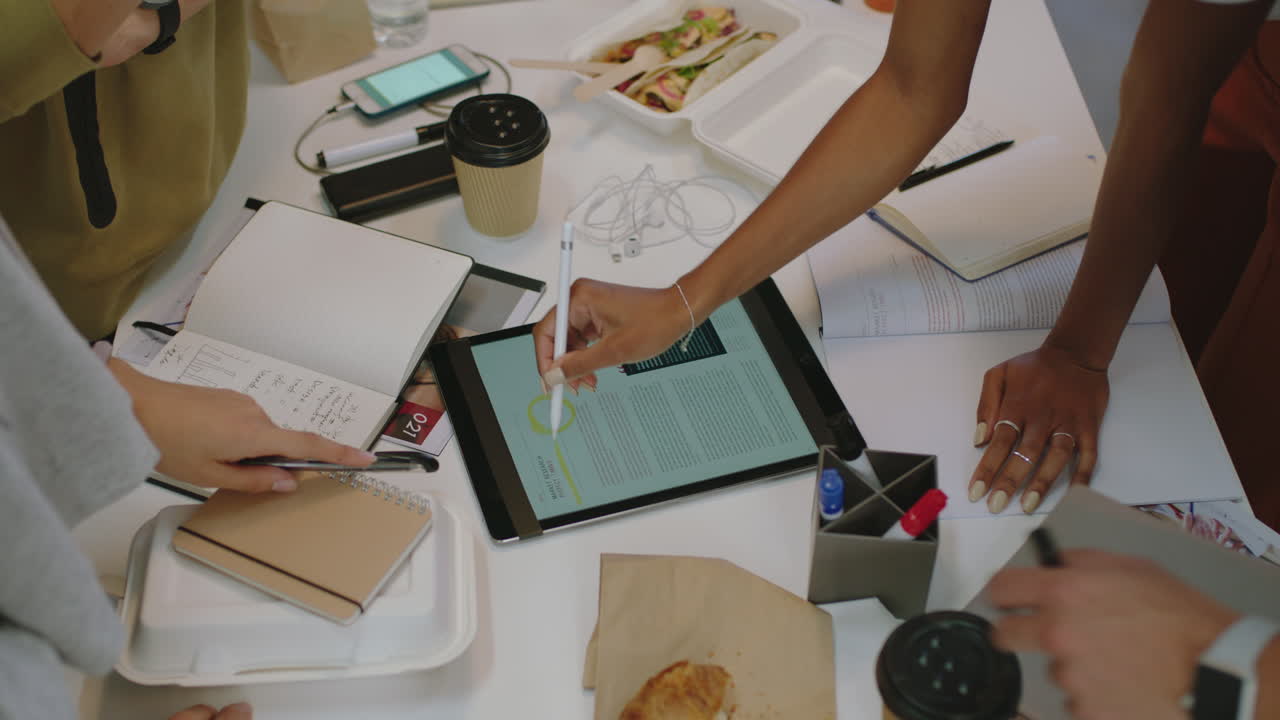 젊은 사업가들이 모여 브레인스토밍을 하고 팀 리더 여성이 태블릿 컴퓨터를 사용하여 아이디어를 제시하고 다양한 그룹이 사무실 회의실에서 창의적인 마케팅 프로젝트를 함께하고 있습니다.