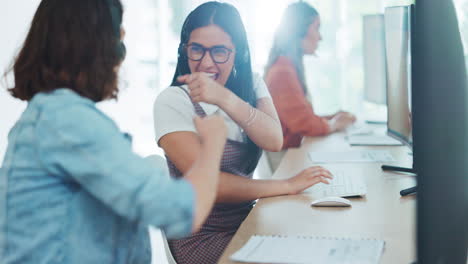 Negocios,-Agentes-Y-Mujeres-Con-Apretón-De-Manos.