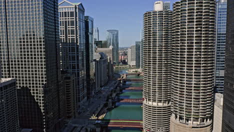sobrevuelo de drones aéreos v50 de chicago, illinois, que captura un desarrollo residencial ultramoderno de gran altura y edificios de oficinas en el distrito del río fulton con puentes a orillas del río a través de la vía fluvial - agosto de 2020