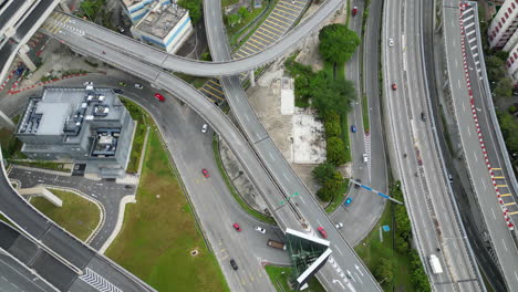 Los-Vehículos-Atraviesan-En-Espiral-El-Laberinto-De-Autopistas-Interconectadas-En-Kuala-Lumpur,-Malasia.