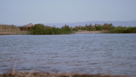 yurta abbandonata in riva al lago