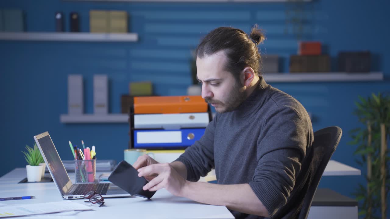 el empresario que no puede ganar dinero o hacer negocios se enoja y se enoja.