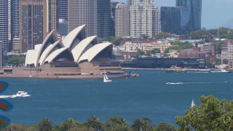 Toma-En-Cámara-Lenta-Del-Paisaje-Urbano-De-La-ópera-De-Sydney-Con-Barcos-Y-Yates-Bennelong-Point-Sydney-Nsw-Australia-4k