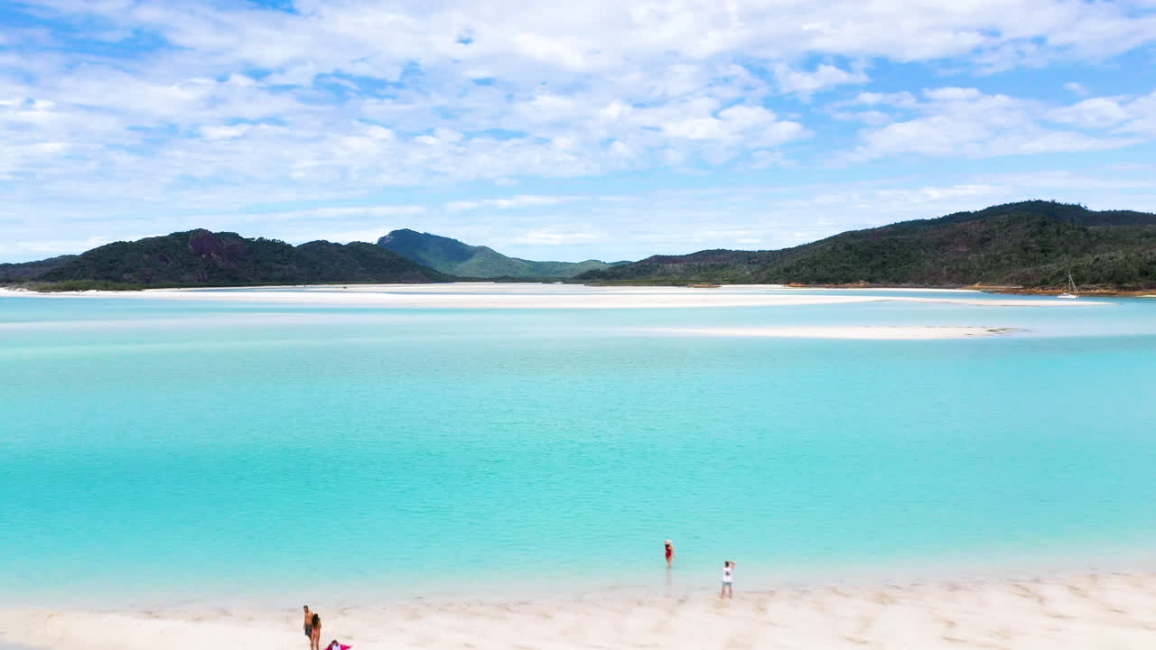 whitehaven beach whitsunday island australia의 아름다운 모래 해변에서 사람들의 드론 샷