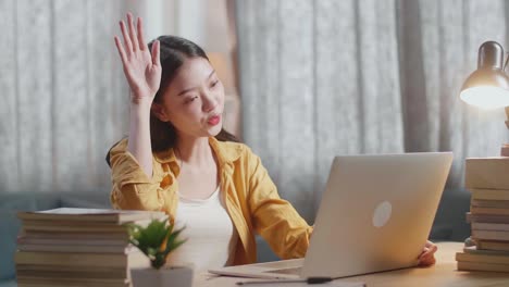집에서 노트북으로 공부하는 여자
