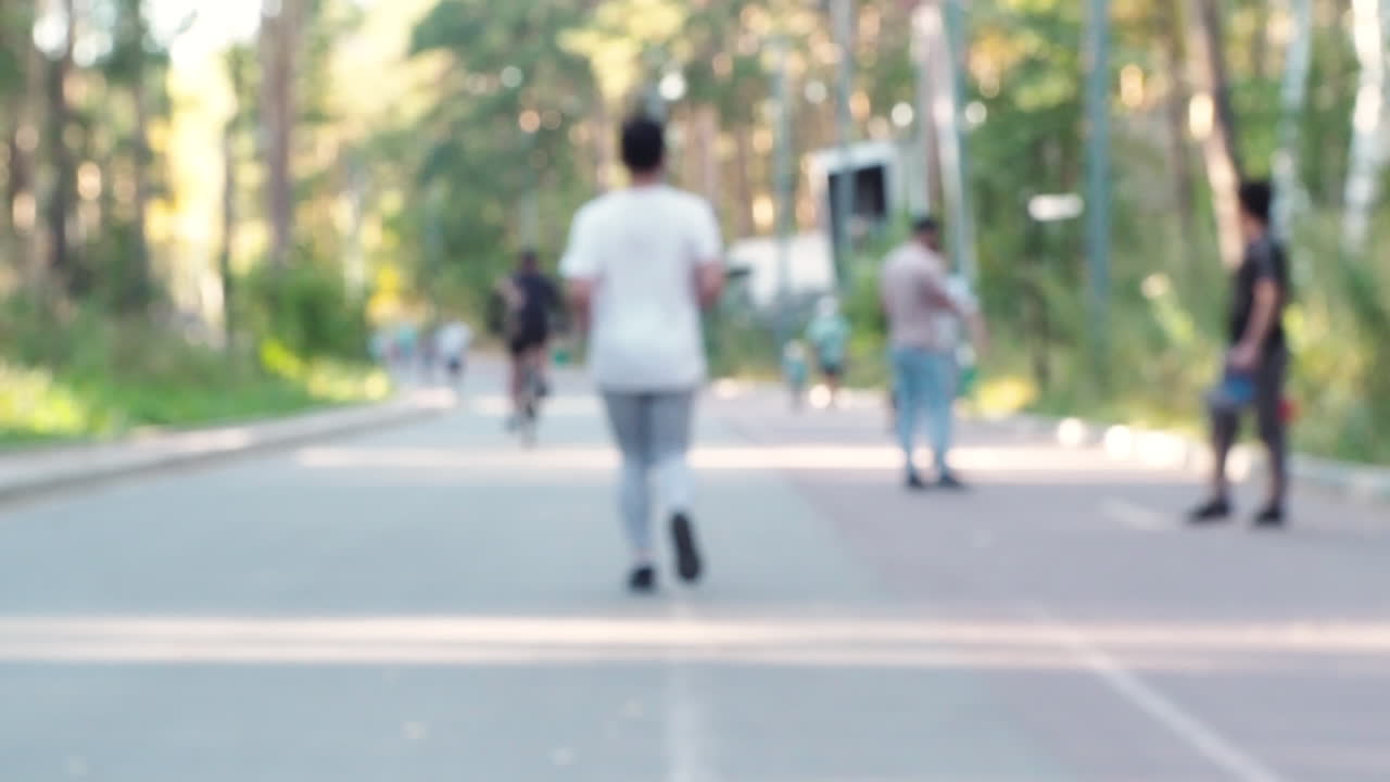 야외에서 운동하는 사람들