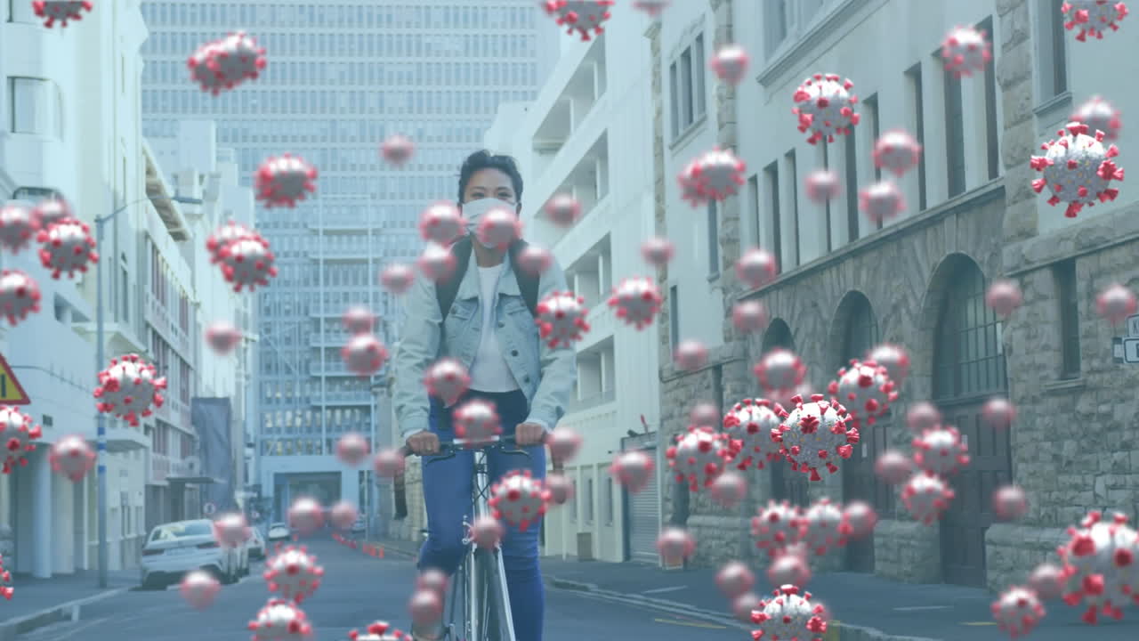 코로나19 바이러스 세포의 애니메이션: 얼굴 마스크를 쓰고 자전거를 타는 여성