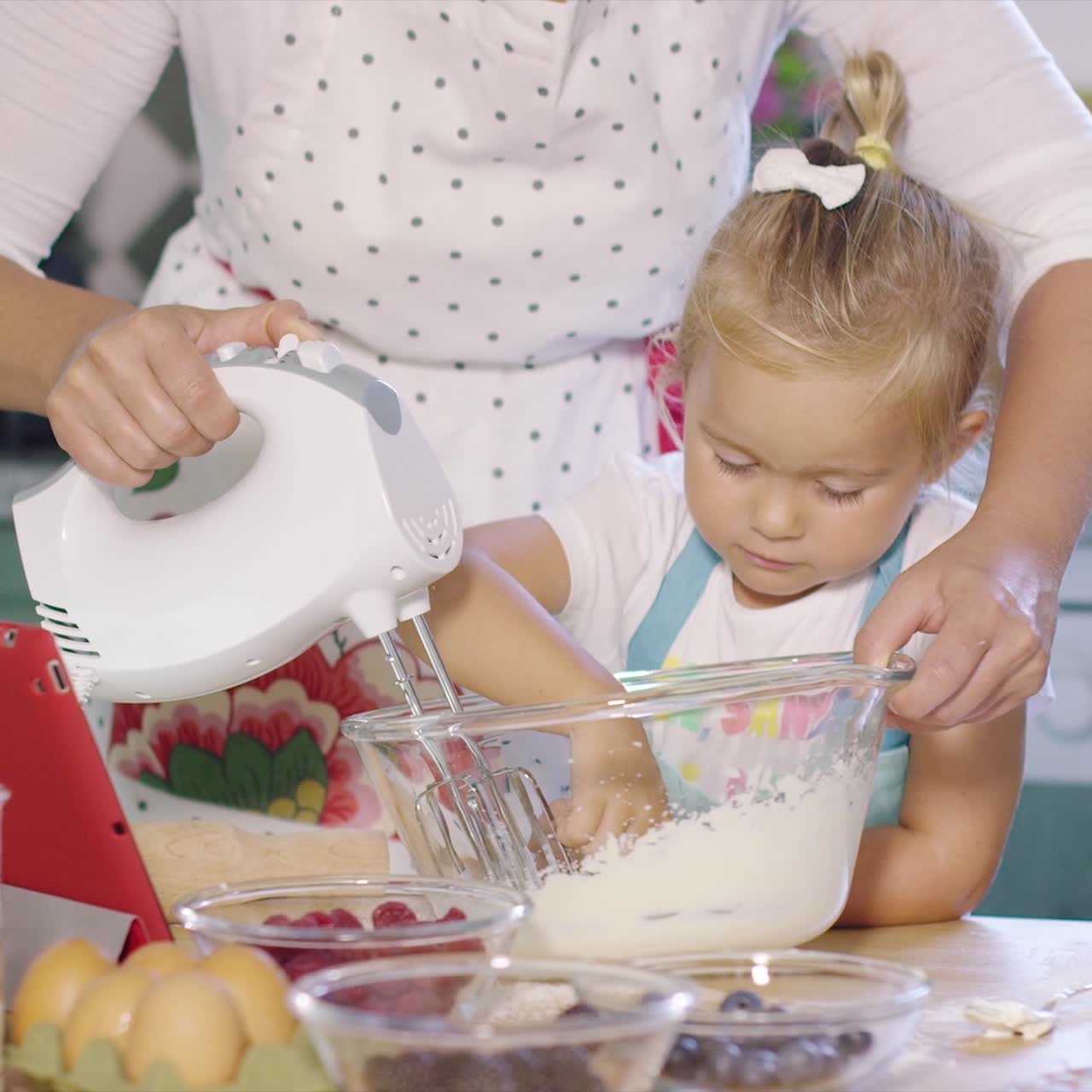 pequeña y linda ayudante de cocina ayudando a su madre