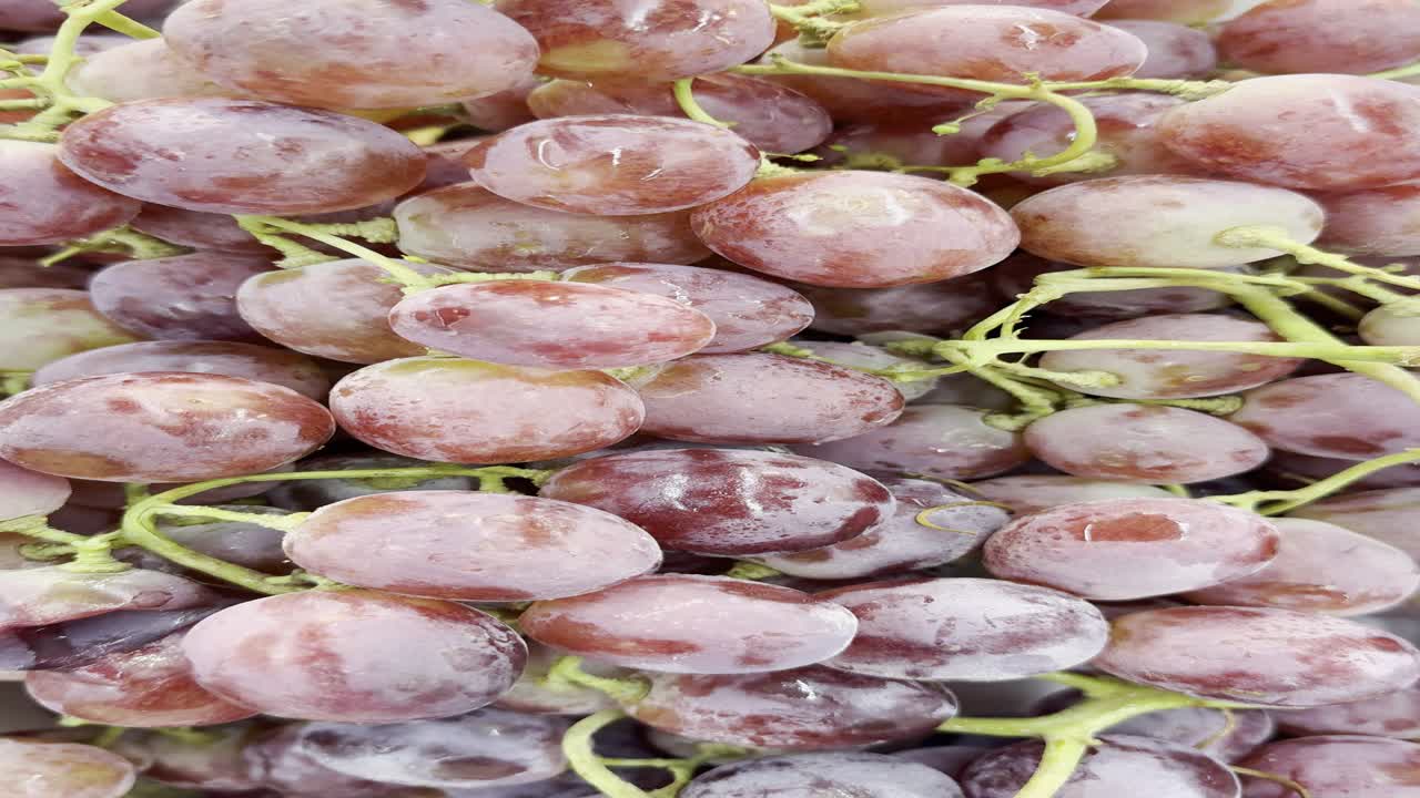 Primo piano di uva rossa fresca