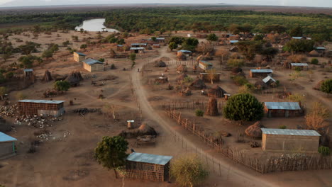 Antena-Panorámica-De-Los-Asentamientos-Típicos-De-La-Tribu-Karo-Cerca-De-La-Orilla-Del-Río-Omo,-En-El-Sur-De-Etiopía