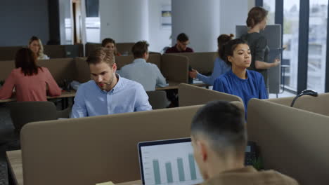 Kollegen-Nutzen-Laptop-Computer-Für-Die-Arbeit.-Geschäftsmann,-Der-Mit-Dokumenten-Arbeitet