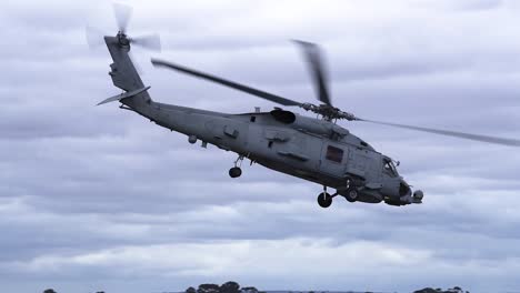 Helicóptero-Mh-60r-Seahawk-Volando-En-El-Cielo---ángulo-Bajo