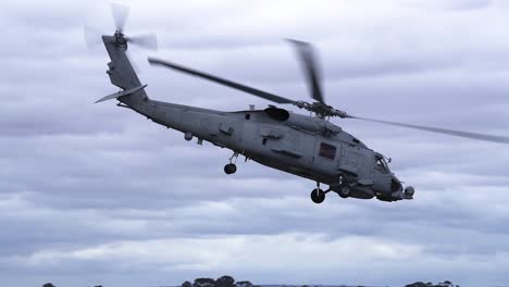 helicóptero mh-60r seahawk volando en el cielo - ángulo bajo