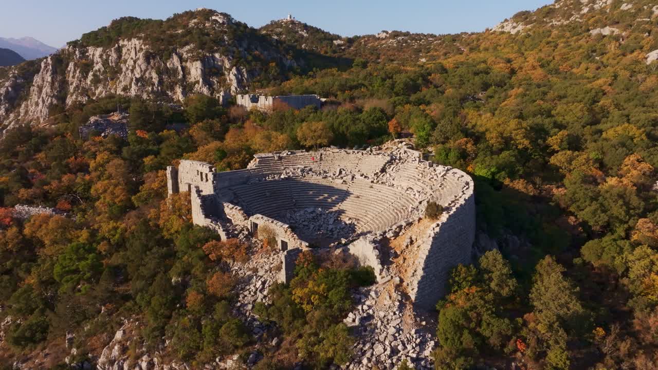 Podzimní pohledy na zříceniny antického divadla v Termessosu v Turecku