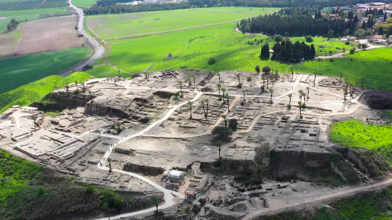 vista aérea de las ruinas de la ciudad antigua en el parque nacional megiddo, israel