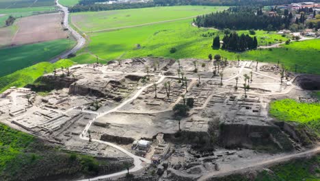 Vista-Aérea-De-Las-Ruinas-De-La-Ciudad-Antigua-En-El-Parque-Nacional-Megiddo,-Israel