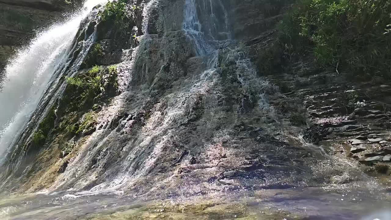 descubra la tranquilidad con este video en cámara lenta en hd de una suave cascada, perfecta para la relajación y los proyectos con temas de la naturaleza