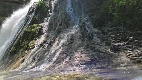 Descubra-La-Tranquilidad-Con-Este-Vídeo-En-Alta-Definición-En-Cámara-Lenta-De-Una-Suave-Cascada,-Perfecto-Para-Relajación-Y-Proyectos-Con-Temas-De-Naturaleza.