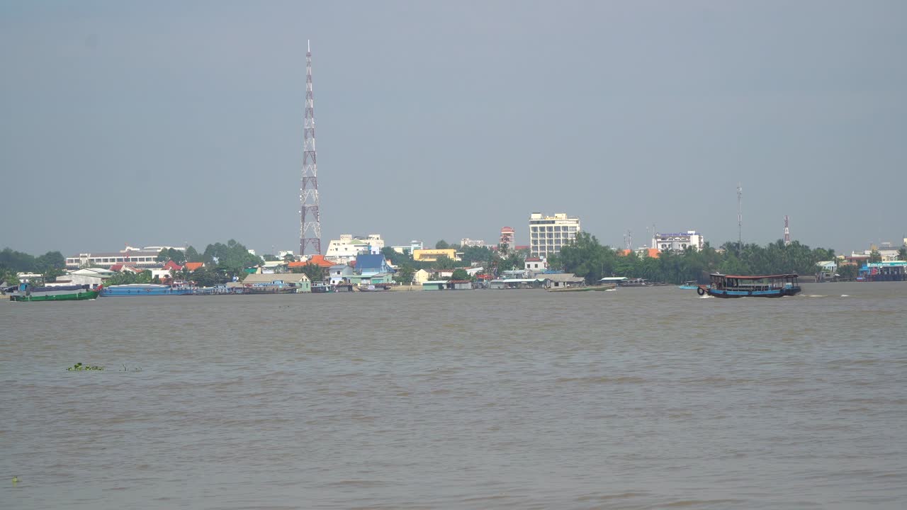 vista sobre el río saigón en ho chi min, vietnam desde el barco 02