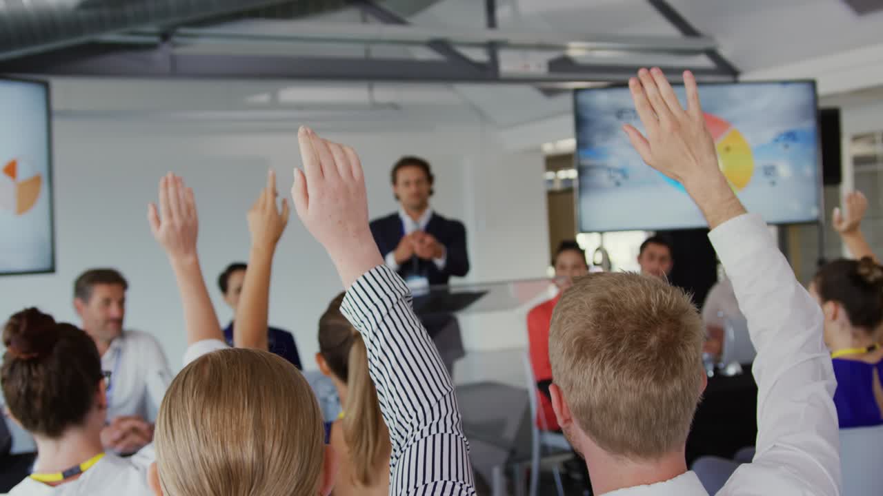 hombre de negocios invitando preguntas de la audiencia en una conferencia de negocios