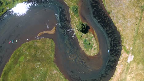 Beautiful-crooked-river-kayaking-in-clam-waters-of-Southern-Oregon