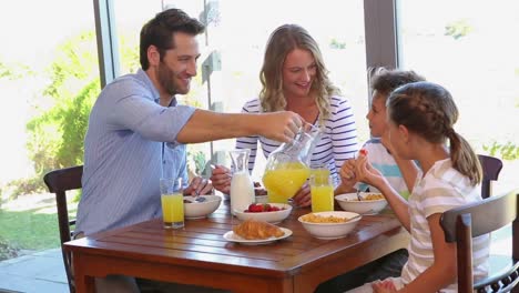 familia feliz desayunando juntos