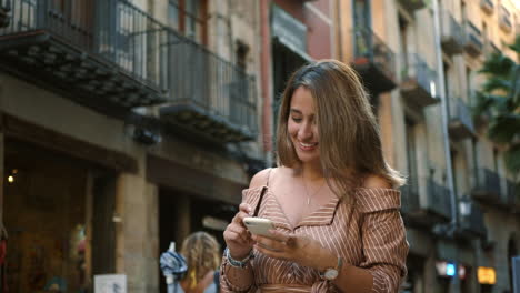 Porträt-Einer-Jungen-Frau,-Die-Auf-Ein-Mobiltelefon-Schaut.-Lächelndes-Mädchen,-Das-Smartphone-Scrollt