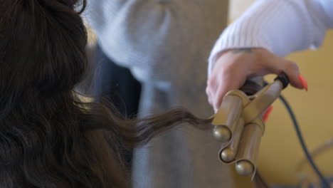 Friseur-Crimpt-Weibliche-Brünette-Lange-Haare,-Nahaufnahme