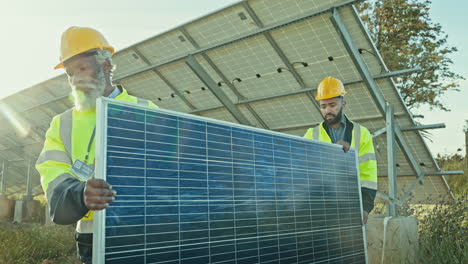 Equipo-De-Hombres-Con-Paneles-Solares-Para-La-Instalación.