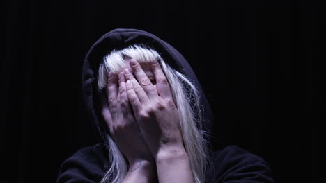 스트레스를 받는 사람은 두 손을 얼굴에 대고 머리 위 조명 하나가 비추는 희미한 방에서 믿을 수 없다는 듯 머리를 움직였습니다.