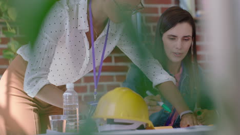 Arquitectos-Que-Utilizan-Planos-De-Construcción-Mujeres-De-Negocios-Trabajando-Juntas-En-Un-Proyecto-De-Construcción-Equipo-De-Ingenieros-Lluvia-De-Ideas-Diseño-Planificación-De-Soluciones-Estrategia-De-Desarrollo-Exitosa-Disfrutando-Del-Trabajo-En-Equipo