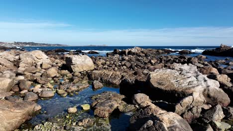 Tranquilas-Olas-Del-Océano-Golpeando-Las-Rocas-En-La-Costa-En-Un-Día-Soleado