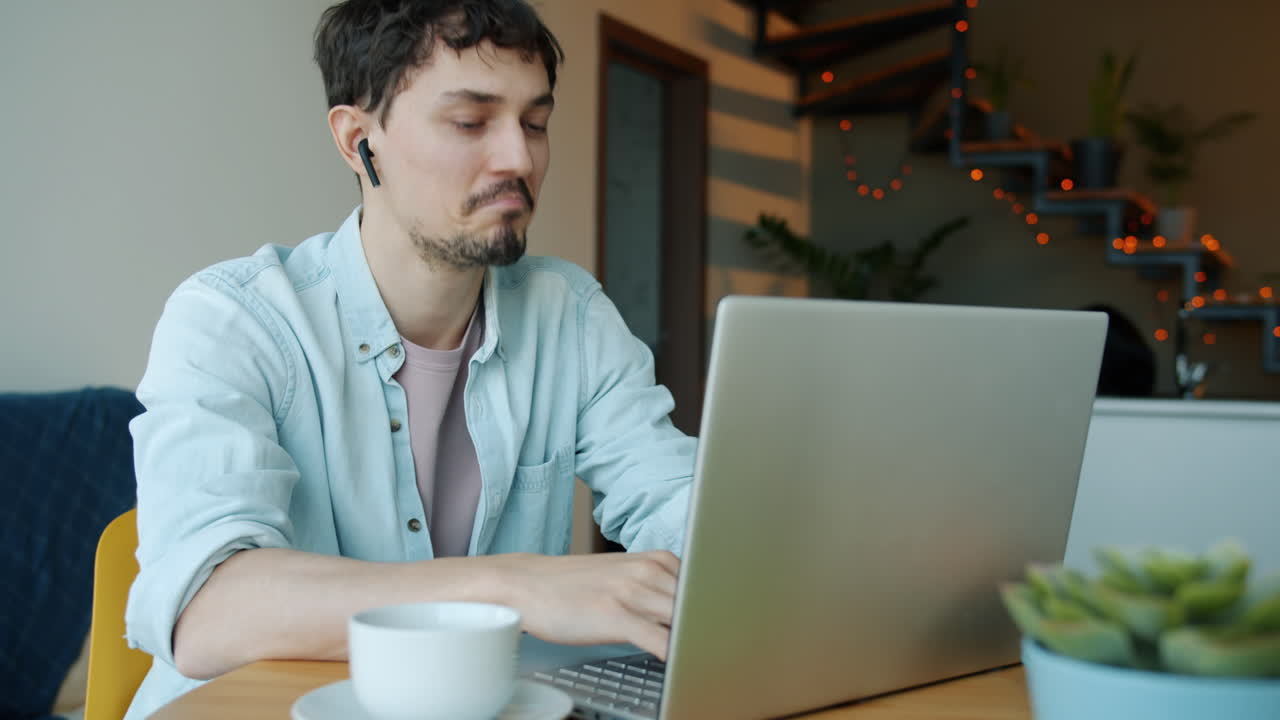 hombre haciendo una llamada de video en casa