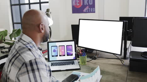 hombre de negocios afroamericano en videollamada con pantalla en blanco